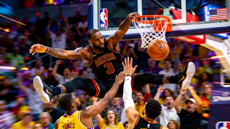 NBA季后赛激烈对抗：球员扣篮瞬间